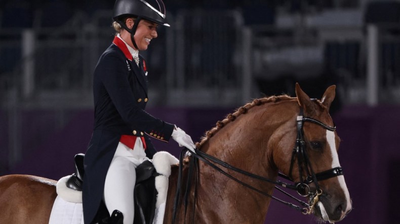 بالفيديو.. فارسة بريطانية في ورطة بسبب تعذيب حصانها!