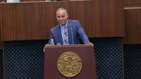 برلمانيّ يدعو إلى فتح تحقيق حول “الوفد المرافق له” والزيّ الرّياضي