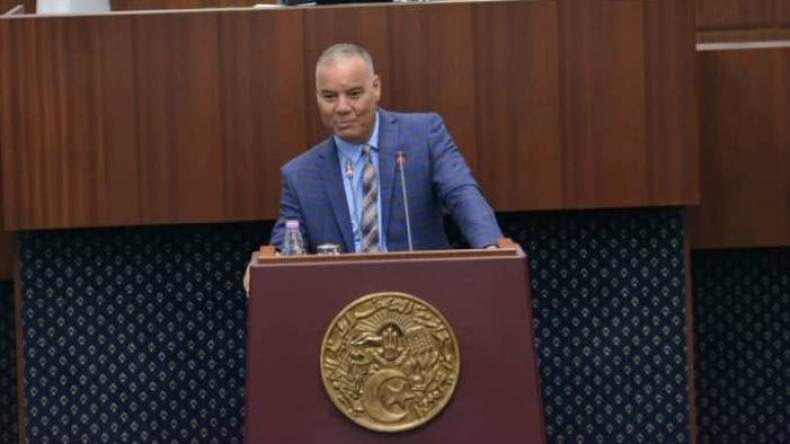 برلمانيّ يدعو إلى فتح تحقيق حول “الوفد المرافق له” والزيّ الرّياضي