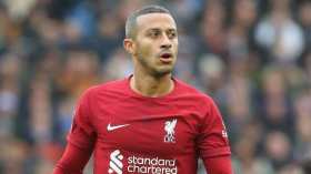 ألكانتارا يُعلّق حذاءَه