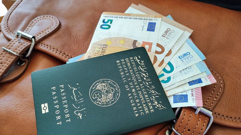 منحة السفر.. تفاصيل جديدة حول وثيقة المداخيل وفتح الحسابات البنكية