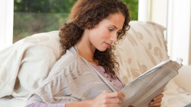 ماذا تفعل النساء عندما يجلسن بمفردهن؟