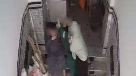 بعد انتشار فيديو مهين لامرأة تضرب حماتها.. هذه تفاصيل الحادثة التي هزت الشبكات!