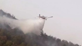 Batna: Quatre avions bombardiers d’eau participent à l’extinction d’un incendie à djebel Fakra