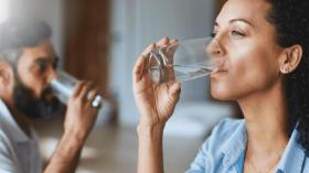 كم كوبا من الماء يحتاج جسمك خلال الطقس الحار؟