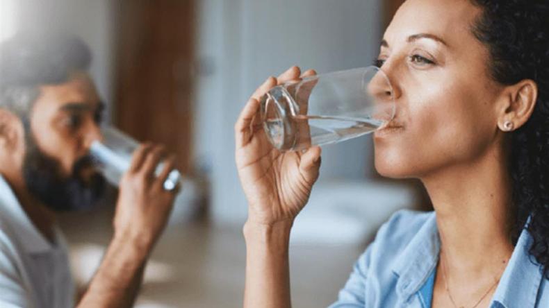 كم كوبا من الماء يحتاج جسمك خلال الطقس الحار؟