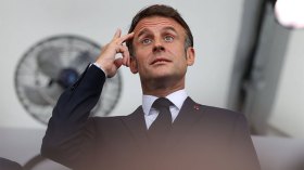 فرنسا تسير عكس تيار التاريخ وتُدير ظهرها للسلام