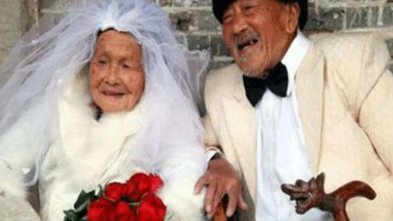 الزواج بعد الستين.. سعادة واستئناس وعمر أطول