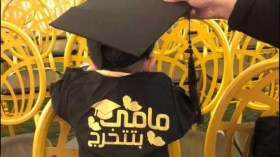 فيديو مؤثر لرضيع يستلم شهادة تخرج والدته بعد وفاتها!