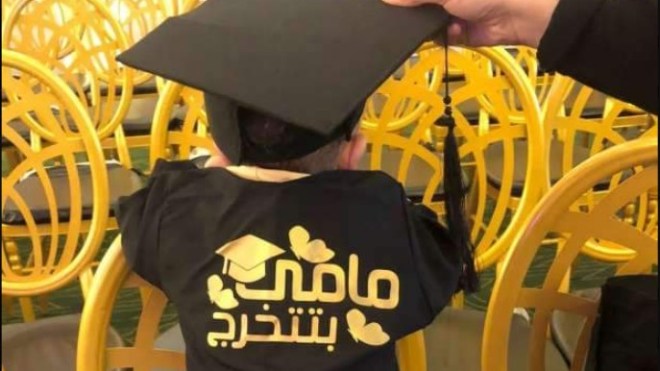 فيديو مؤثر لرضيع يستلم شهادة تخرج والدته بعد وفاتها!