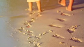 المشي حافي القدمين على رمل الشاطئ.. رائع للقلب ومحفز للأندروفين