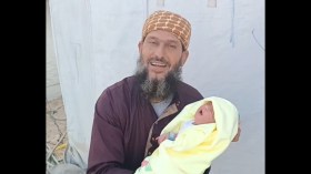 فرحة لا توصف.. جد الشهيدة “روح الروح” يرزق بحفيدة جديدة (فيديو)