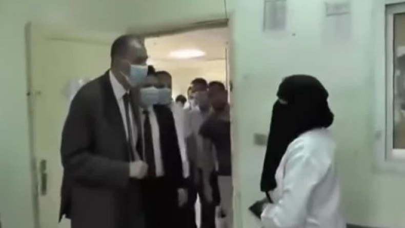 بالفيديو.. هذه قصة الطبيبة التي عنفها مسؤول على المباشر واعتذر منها رئيس الوزراء!