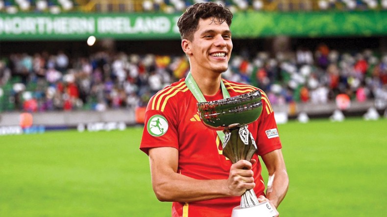 ثلاثة لاعبين من أصول جزائرية يساهمون في تتويج المنتخب الإسباني