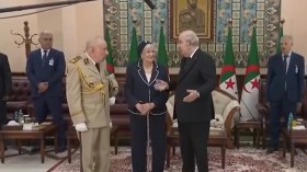 حملت الدفعات العسكرية اسمه.. تكريم أرملة المجاهد الراحل يوسف خطيب (فيديو)