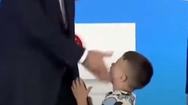فيديو أردوغان يصفع طفلا لم يقبل يده يثير ضجة واسعة!