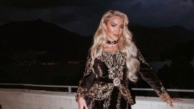 بعد فتنة وسم “القفطان المغربي”.. زوجة محرز تنشر صورها بـ “الكاراكو” الجزائري