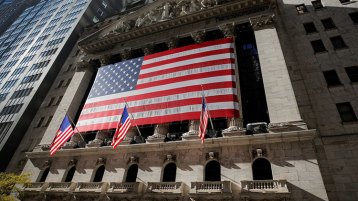 يدعي الطب ويموت بالعلّة