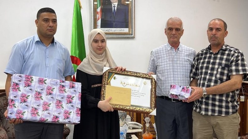 والي المدية يكرم الطالبة الحاصلة على المرتبة الأولى في مسابقة التبيان بأمريكا