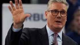 “ستارمر” يوقف خطة ترحيل المهاجرين غير القانونيين من بريطانيا إلى رواند