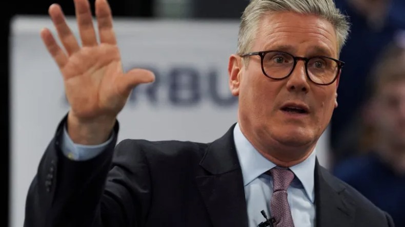 “ستارمر” يوقف خطة ترحيل المهاجرين غير القانونيين من بريطانيا إلى رواند