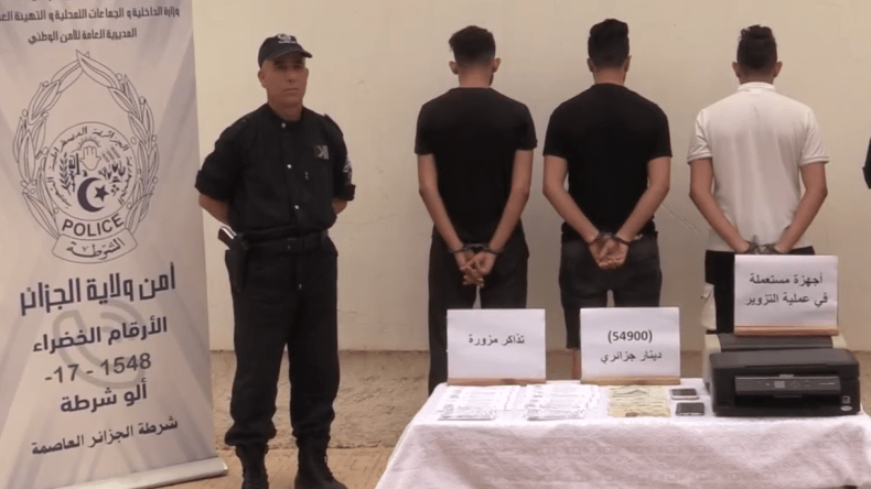 شاهد.. الإطاحة بشبكة مزوري تذاكر المباريات بالعاصمة
