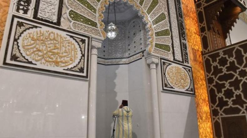 فرسان المنابر يعظون الشباب في ساحات مفتوحة