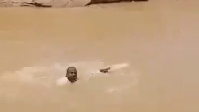 طبيب سوداني يسبح في مياه الأمطار للتنقّل إلى المستشفى (فيديو)
