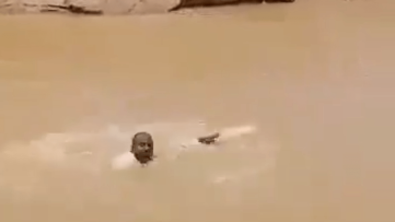 طبيب سوداني يسبح في مياه الأمطار للتنقّل إلى المستشفى (فيديو)