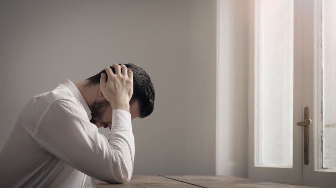 لماذا تشعر بالقلق بدون سبب؟ الاخصائيون يجيبون