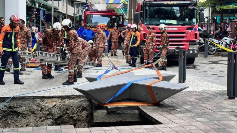 انشقت الأرض وابتلعتها.. شاهد لحظة سقوط امرأة في حفرة بماليزيا!