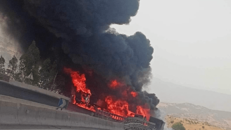 اشتعال 3 شاحنات بالطريق السيار شرق غرب في الجباحية (صور)