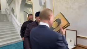 بوتين يقبّل نسخة من المصحف الشريف.. ما القصة؟ (فيديو)