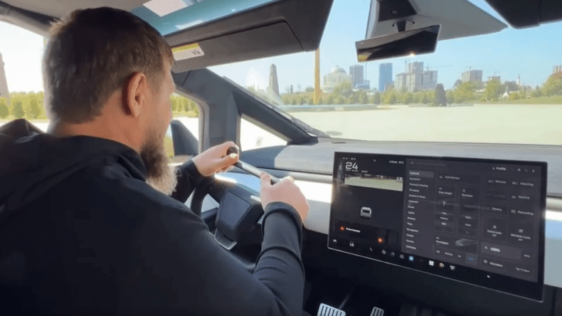 الرئيس الشيشاني يقود سيارة “تيسلا سايبر تراك” مزوّدة بـ”رشّاش” (فيديو)