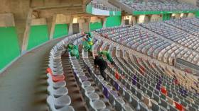 تنظيف أرجاء ومدرجات ملعب نيلسون مانديلا ببراقي