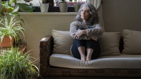 العقوق الصامت للوالدين.. إساءة خفية تعمقها التكنولوجيا