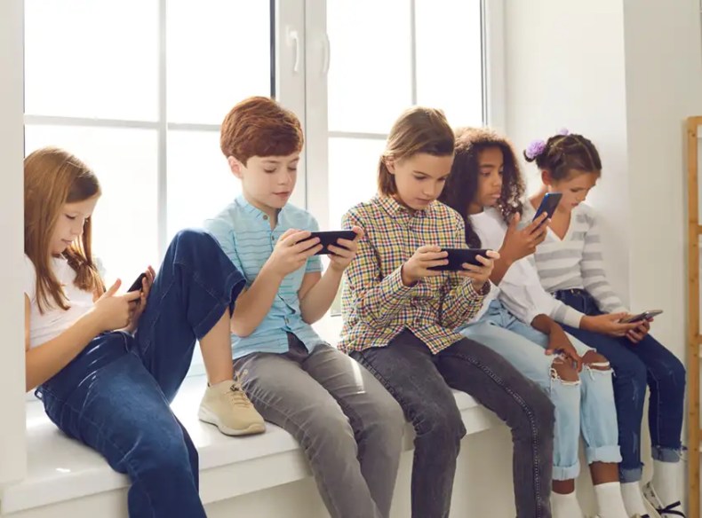 Les téléphones portables interdits à l’école et au collège dès 2025!