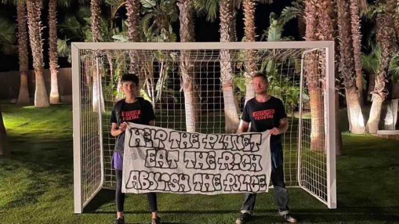 بِالفيديو: “إيكولوجيون” ساخطون على ميسي ورئيس حكومة إسبانيا