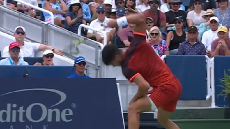 الإسباني ألكاراز يصب غضبه على المضرب في بطولة سينسيناتي الأمريكية (فيديو)