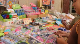 تجّار يعرضون الأدوات المدرسية للبيع مُبكرا