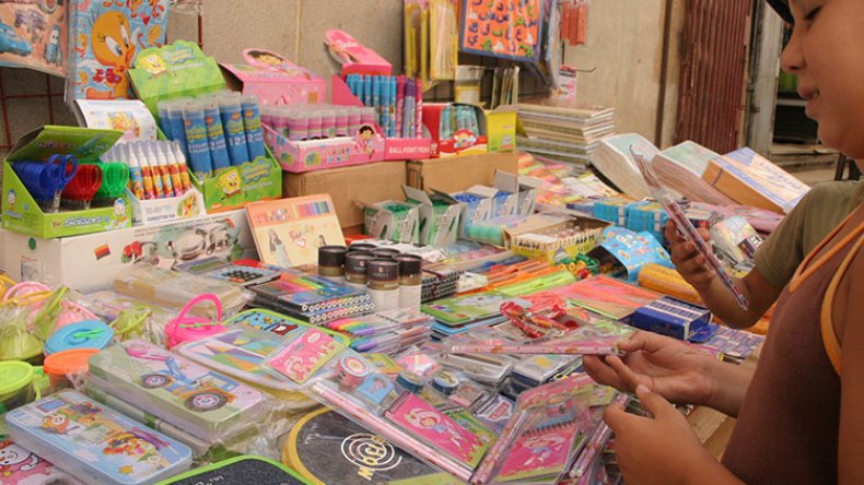 تجّار يعرضون الأدوات المدرسية للبيع مُبكرا
