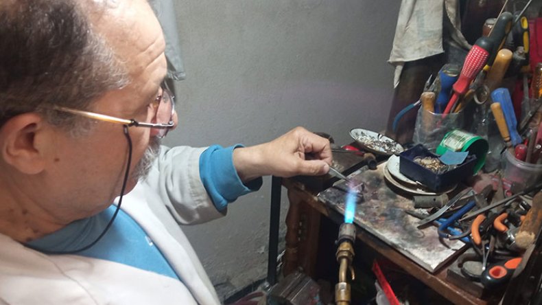 “الشروق” تنقل أسرار أقدم محل لعرض وطرق الفضة بباتنة