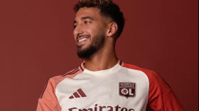 بالصور.. بن رحمة يستعرض القميص الثالث لأولمبيك ليون