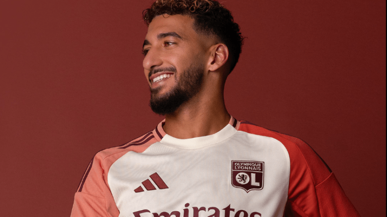 بالصور.. بن رحمة يستعرض القميص الثالث لأولمبيك ليون