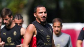 بن ناصر يُغرّد بِاستمرار وسط أنباء اقتراب انتقاله إلى السعودية