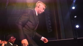 بِالفيديو: لمّا تُجْبَرُ على ارتداء بذلة كلاسيكية لم تتعوّد عليها!