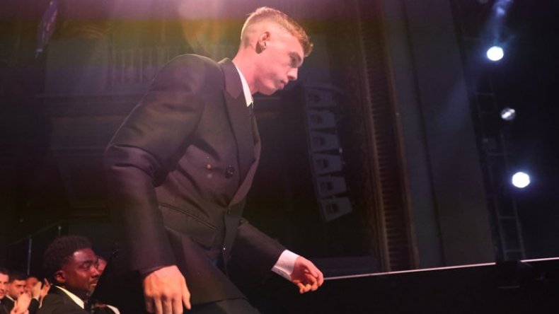 بِالفيديو: لمّا تُجْبَرُ على ارتداء بذلة كلاسيكية لم تتعوّد عليها!