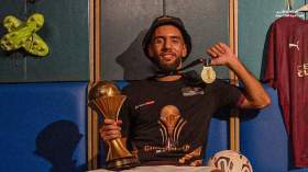 بِالفيديو: قندوسي يحتفل بِالعلم الجزائري وينطق بِاللّهجة المصرية!