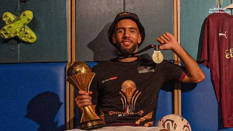 بِالفيديو: قندوسي يحتفل بِالعلم الجزائري وينطق بِاللّهجة المصرية!