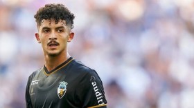 بِالفيديو: تلاسن بلومي ولاعب من اتحاد جدة يوقف المباراة قبل الآوان